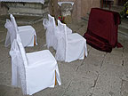 Svadobná výzdoba stoličiek v kostole