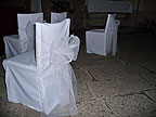 Svadobná výzdoba stoličiek v kostole